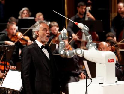 El robot humanoide YuMi dirige a la Orquesta Filarmónica de Lucca en un concierto junto al tenor italiano Andrea Bocelli en el Teatro Verdi en Pisa, Italia.