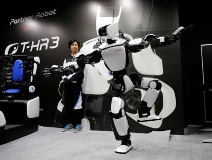 El robot humanoide de tercera generación de Toyota Motor Corp, T-HR3 se ve durante su demostración en la Exposición Internacional de Robots 2017 en Tokio, Japón.