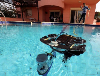 Un grupo de ingenieros egipcios prueba un robot submarino que inventaron y que obtuvo el tercer lugar en la competencia de la NASA en Alejandría, Egipto.
