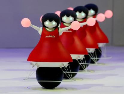 Los robots conceptuales de Murata Manufacturing Co. Ltd, las "Cheerleaders Murata", demuestran cómo se equilibran en las bolas y se sincronizan en equipo utilizando la tecnología de detección y comunicación, en CEATEC (Exhibición Combinada de Tecnologías Avanzadas) JAPÓN 2017 en el Makuhari Messe en Chiba, Japón.
