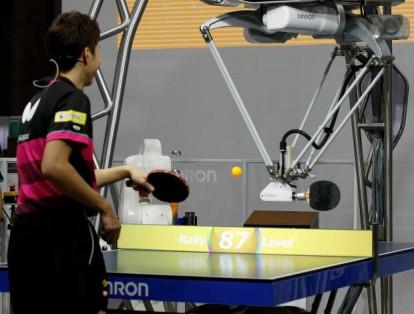 Omron Corp. demuestra su robot de tenis de mesa de cuarta generación 'Forpheus' jugando con el medallista olímpico de tenis de mesa Jun Mizutani en CEATEC (Exposición Combinada de Tecnologías Avanzadas) JAPÓN 2017 en el Makuhari Messe en Chiba, Japón.