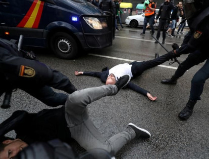 Oficiales de la Guardia Civil española retiran a los manifestantes frente a un colegio electoral para el referéndum de independencia prohibido en Barcelona, ​​España, el 1 de octubre de 2017.