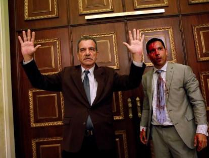 El legislador opositor Luis Stefanelli (izquierda) gesticula junto al también opositor Leonardo Regnault después de que un grupo de partidarios del gobierno irrumpiera en la Asamblea Nacional controlada por la oposición en Venezuela durante una sesión, en Caracas, Venezuela, el 5 de julio.