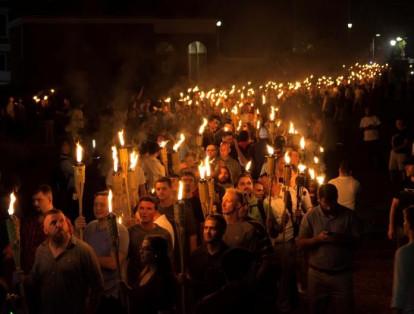 Nacionalistas blancos portan antorchas en los terrenos de la Universidad de Virginia, en vísperas de la manifestación Unite The Right en Charlottesville, Virginia, el 11 de agosto de 2017.