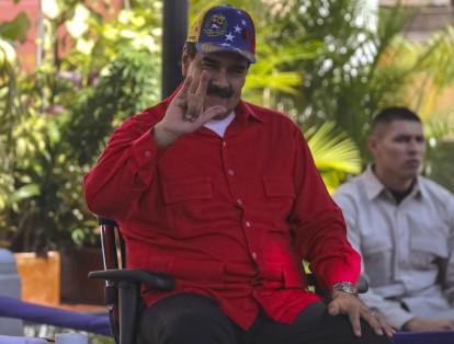 En plena campaña para las elecciones municipales del domingo 10 de diciembre, el vicepresidente venezolano, Tareck El-Aissami, reveló que el chavismo tiene tiempo haciendo sus cálculos para las elecciones presidenciales del próximo año y su candidato para esa contienda será el presidente Nicolás Maduro. “Ante el golpismo, ante la guerra económica, ante la persecución financiera, ante las sanciones de Donald Trump, vamos al 2018 a una gran victoria revolucionaria; ya nos estamos preparando. Tenemos 18 gobernaciones, vamos a tener la gran mayoría de las alcaldías. Tenemos ya la Asamblea Nacional Constituyente y vamos a tener, Dios mediante, la reelección de Nicolás Maduro como presidente de la República”, dijo entre vítores de sus seguidores en el estado Aragua.