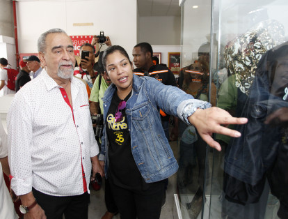 Andrés Montañez Rodríguez, conocido por su nombre artístico, Andy Montañez, portorriqueño de 75 años, en su visita al museo de la salsa Jairo Varela, con Cristina Varela,