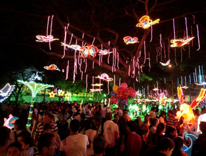 En Cali, donde la noche de la navidad es el preámbulo a la apertura de la Feria, el evento más salsero de Colombia,  cada año miles de turistas viajan a disfrutar de los diferentes conciertos y el excepcional ambiente navideño que se respira en la capital vallecaucana.