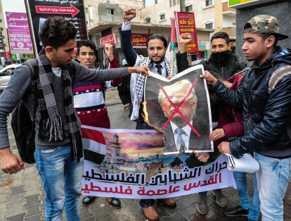 Este jueves, varios manifestantes quemaron en Belén fotos de Trump en protesta por el posible anuncio del presidente de Estados Unidos de mover la embajada a Jerusalén.