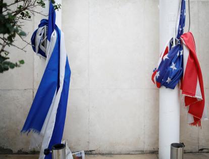 En la embajada de EE. UU. en Tel Aviv, las banderas de Israel y Estados Unidos permanecen atadas mientras se espera el anuncio de Trump.