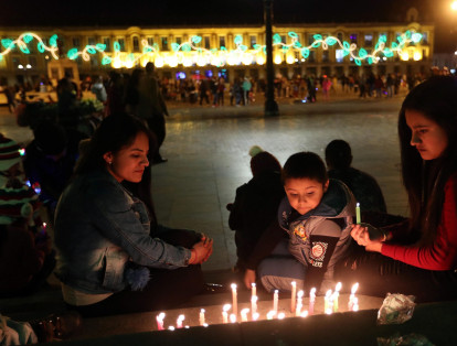 Los colombianos iluminaron este jueves las calles con velas y faroles en una noche tradicional que marca el inicio de las fiestas navideñas en el país.