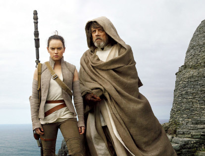 Daisy Ridley, la guerrera rebelde Rey, y Mark Hamill, en el famoso personaje de Luke Skywalker, durante una escena de la nueva cinta.