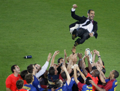 El entrenador logró con el equipo azulgran seis títulos consecutivos : la Copa del Rey, el título de Primera División de España, la Liga de Campeones de la UEFA, la Supercopa de España, la Supercopa de la UEFA y la Copa Mundial de Clubes. Con este record, Guardiola se convirtió en el primer entrenador en el mundo en conseguir seis títulos en el mismo año.