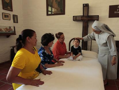 En el santuario, los visitantes son atendidos por las religiosas e hijas de la madre Laura, que continúan con su misión y su obra en el país.