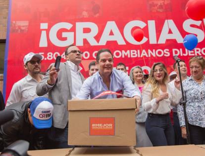 Germán Vargas Lleras, al momento de presentar las firmas que respaldan su aspiración presidencial.
