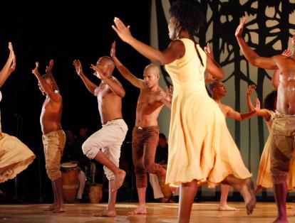 Esta forma de danzar crea una vivencia que implica poder conocer y comprender los modos en que se construyen los procesos de la tradicionalidad, sus formas de conservación y difusión.