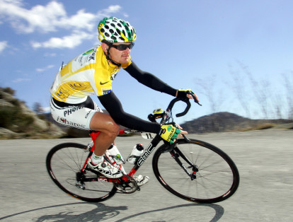 Floyd Landis confesó haber consumido drogas para mejorar su rendimiento y acusó a algunos de los nombres más importantes del deporte, incluyendo a Lance Armstrong, de haber cometido dopaje. Además, Landis fue despojado de su título en el Tour 2006 tras haber dado positivo por transfusión sanguínea