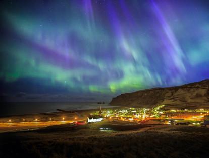 Intensa aurora boreal en una noche iluminada en Vik, la ciudad más al sur de Islandia y, también, la más lluviosa. Solo tiene 500 habitantes.