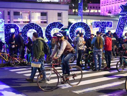 En la carrera 7.ª con calle 32 se ubicó un gran aviso luminoso portátil con la palabra ‘Bogotá’ en luces azules.