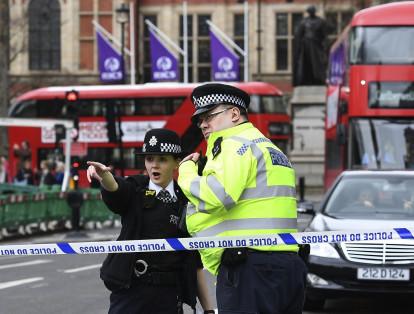 El atentado de Westminster de 2017 ocurrió el 22 de marzo de 2017 y se produjo en el puente de Westminster, en la plaza del Parlamento y en la zona del palacio de Westminster, en Londres (Reino Unido), donde un atacante condujo un vehículo por la acera sur del puente de Westminster, atropellando a decenas de personas, causando caos y que finalizó con el atacante muerto por disparos de la policía tras apuñalar mortalmente a otro policía.4 El atacante fue identificado como Khalid Masood, un hombre de 52 años, nacido en Kent y residente en Birmingham.567