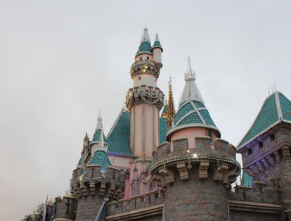 Inaugurado en 1955, ‘Disneyland Anaheim’, en California Estados  Unidos es lugar ideal para retratar distintos atractivos donde la figura principal es Mickey Mouse.