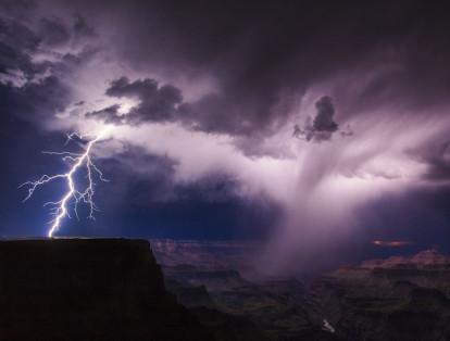 ‘Iluminate’, un nombre apropiado para una tormenta eléctrica que se enfrenta con ‘El Gran Cañón’ en Estados Unidos es el tercer premio en la categoría de paisajes.