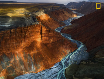 1.	El segundo premio a mejor foto de paisajes corresponde a China con  ‘El Gran Cañón de Dushanzi’, como lo tituló el fotógrafo que retrató esta maravilla natural que refleja con ayuda del sol distintos estratos minerales.