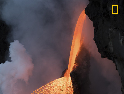 Esta ‘Caída de fuego’, corresponde a  un fragmento de lava que se desprendió de la pared de un volcán en Hawai. ‘Firefall’, como se le tituló originalmente es la ganadora en la categoría de paisajes.