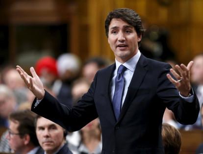 El primer ministro de Canadá, Justin Trudeau, la reencarnación de John Kennedy, aunque usa trajes convencionales, el porte, el estilo y los calcetines estampados lo ayudan a tener  un estilo fresco.