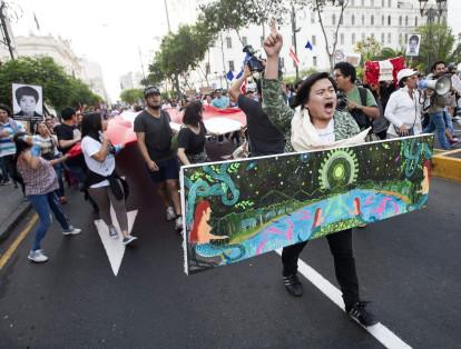 "¡Fuera, fuera PPK!", corearon con furor los manifestantes que se tomaron las calles -convocados por colectivos civiles a través de las redes sociales- al pronunciar el acrónimo del nombre del presidente del Perú, Pedro Pablo Kuczynski.