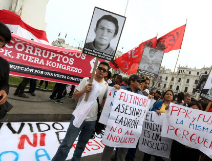"Fujimori, asesino y ladrón. ¡No al indulto!" se leía en una de las múltiples pancartas que cargaban los manifestantes, que marchaban llevando una enorme bandera del Perú como estandarte.