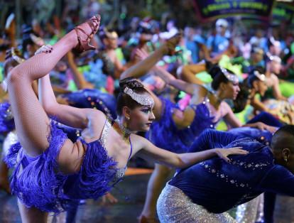 Los cerca de 1700 bailarines de salsa acompañaron el desfile, en el que se le rindió tributo a los sitios emblemáticos de la ciudad, los grupos musicales tradicionales, los platos típicos de la gastronomía caleña y hasta a los escenarios deportivos.