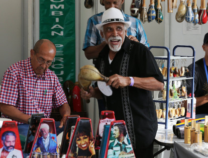 Los asistentes al Encuentro de Melómanos y Coleccionistas tuvieron la posibilidad de encontrar a la venta instrumentos de percusión tradicionales, como congas, timbales y campanas.