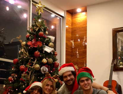 La presentadora Cristina Hurtado compartió en sus redes sociales una foto con su familia.
