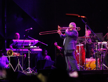 El salsero Willie Colón apareció en tarima con su trombón e hizo a cada uno de los asistentes del concierto.