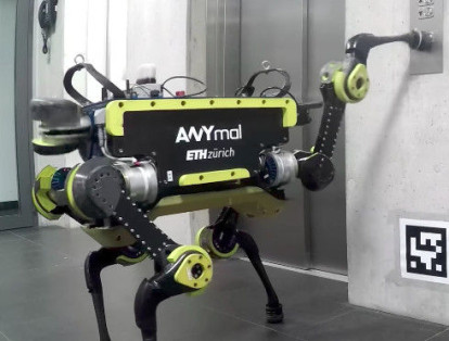 ANYmal es un robot cuadrúpedo diseñado para un funcionamiento autónomo en entornos desafiantes, el robot es capaz de pedir un ascensor y subirse en él.