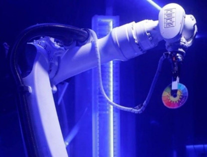 Robot Kuka es la nueva atracción del bar Karlovy Lazne Music Club, Praga. El brazo robótico ejecuta la rutina de un DJ.  También puede realizar algunos movimientos de baile para motivar el baile.