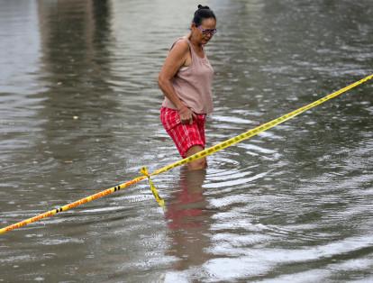 Los organismos de emergencia realizan un censo para determinar el número de familias que fueron afectadas por las inundaciones.