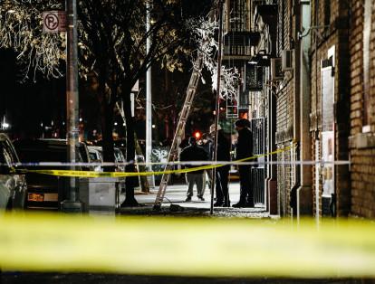 12 personas murieron tras un incendio en un edificio en el Bronx, en Nueva York. La conflagración inició en un apartamento del primer piso, donde un niño de tres años jugaba con la estufa.