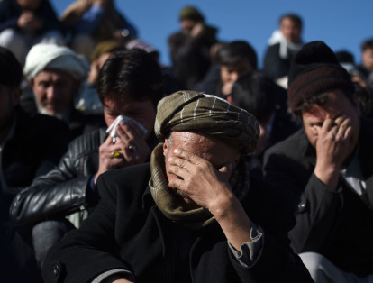 Más de 40 personas murieron el jueves en un atentado a un centro cultural de Kabul, Afganistán. El grupo Estado Islámico se reivindicó la autoría del ataque.