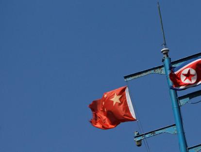 China fue acusado de transferir petróleo ilegalmente a los norcoreanos después de que Corea del Sur incautara un barco que llevaba la bandera de Hong Kong y que había acabado de suministrar crudo a un navío de Pyongyang. China negó las acusaciones.
