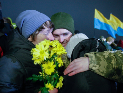 El pasado miércoles, el Gobierno ucraniano y los rebeldes prorrusos realizaron el mayor canje de prisioneros desde que comenzó el conflicto, en 2014. Kiev intercambió a 306 personas encarceladas por 74 soldados ucranianos retenidos por los rebeldes.