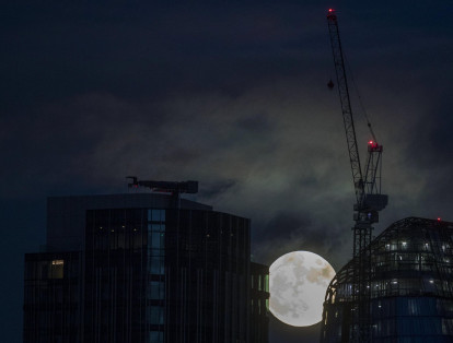 La primera luna llena del año es la segunda de una serie de tres 'Supermoons', llamada 'Supermoon trilogy'. En la imagen se puede apreciar iluminando el cielo de Londres.