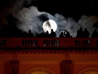 La gente admira la 'súperluna' desde la Terrazza del Pincio, en Roma, durante el primer día del 2018.