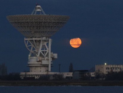 La 'súperluna' 'posó' junto al radiotelescopio RT-70 en la aldea de Molochnoye, Crimea. Además, algunas personas en redes sociales también compartieron fotografías del satélite natural de la Tierra que se ve hasta un 14% más grande-casi un 7% más grande que una Luna llena tradicional- y hasta un 30% más brillante.