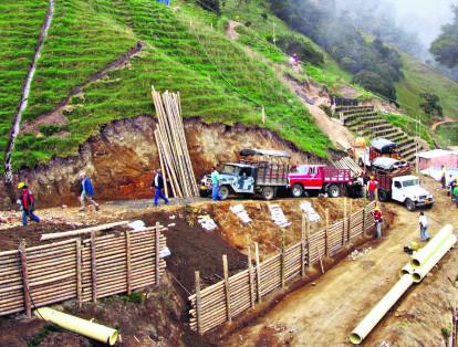 Desde el 2007, la empresa minera sudafricana AngloGold Ashanti Colombia pretendía llevar a cabo el proyecto minero de La Colosa, en el municipio de Cajamarca, en Tolima. Pero la comunidad se negó a cambiar la reserva forestal y las fuentes hídricas de la región, por los 28 millones de onzas de oro que pretendía extraer la compañía extranjera. Tras años de debate frente a la situación, en marzo del 2017 se realizó la consulta popular en Cajamarca para decidir sobre el futuro del proyecto. Finalmente, la población rechazó de manera contundente la explotación de La Colosa, con cerca del 98 por ciento de los votos.