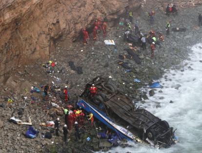 El accidente se produjo en la carretera Panamericana Norte, a unos 45 kilómetros de Lima, en una zona conocida como "La curva del diablo", que recorre un acantilado sobre el océano Pacífico.