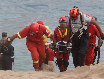 Por su parte, fuentes del Ministerio de Salud aseguraron hasta el momento se ha rescatado a 6 personas gravemente heridas, que han sido trasladadas en helicópteros hasta el hospital Carrión, del puerto limeño del Callao.