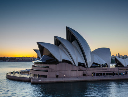 Inaugurada en 1973 tras una batalla con su creador, el arquitecto Jørn Utzon, La Casa de la Ópera en Sidney recibe en la actualidad 8,2 millones de visitantes anuales.