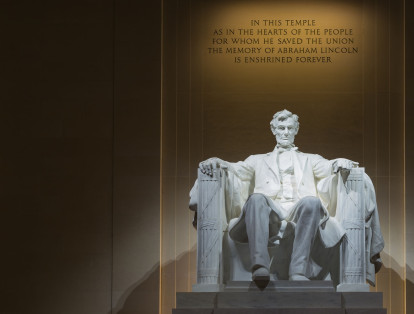 Con casi 8 millones de visitantes, el Monumento a Lincoln se convierte  en una de las atracciones de los viajeros en esta escultura de  5,8 metros  que es un símbolo de la democracia.