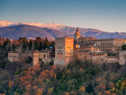 Por último La Alhambra,  un palacio ubicado en Granada y que representa perfectamente todo lo que fue el reino español. Esta edificación recibe casi 3 millones de visitantes por año.